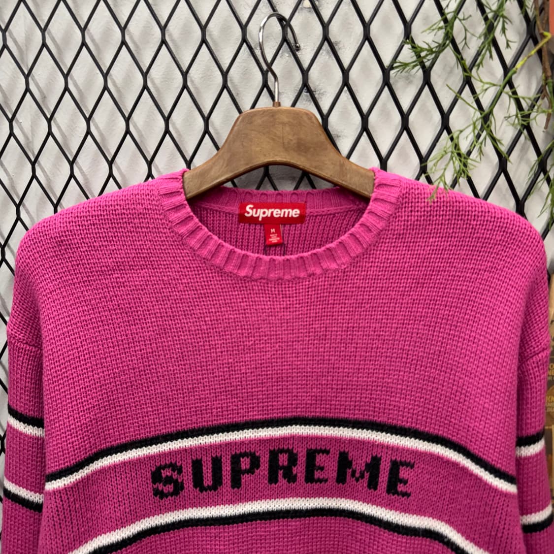 23FW 슈프림 체스트 스트라이프 스웨터 전면 로고 포인트 핑크 상품이미지3