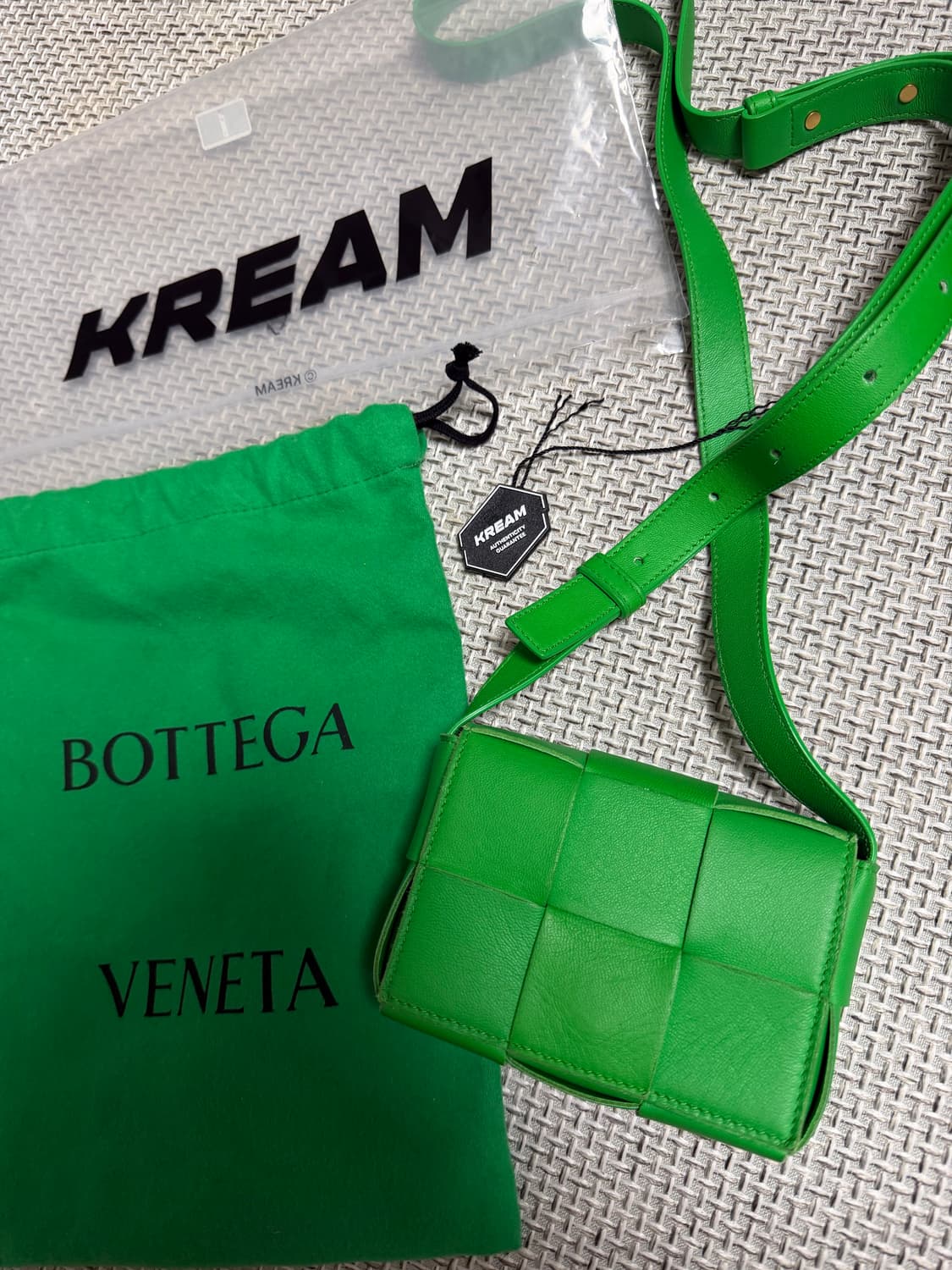 25ss 크림 보테가베네타 미니 카세트백 그린 상품이미지1