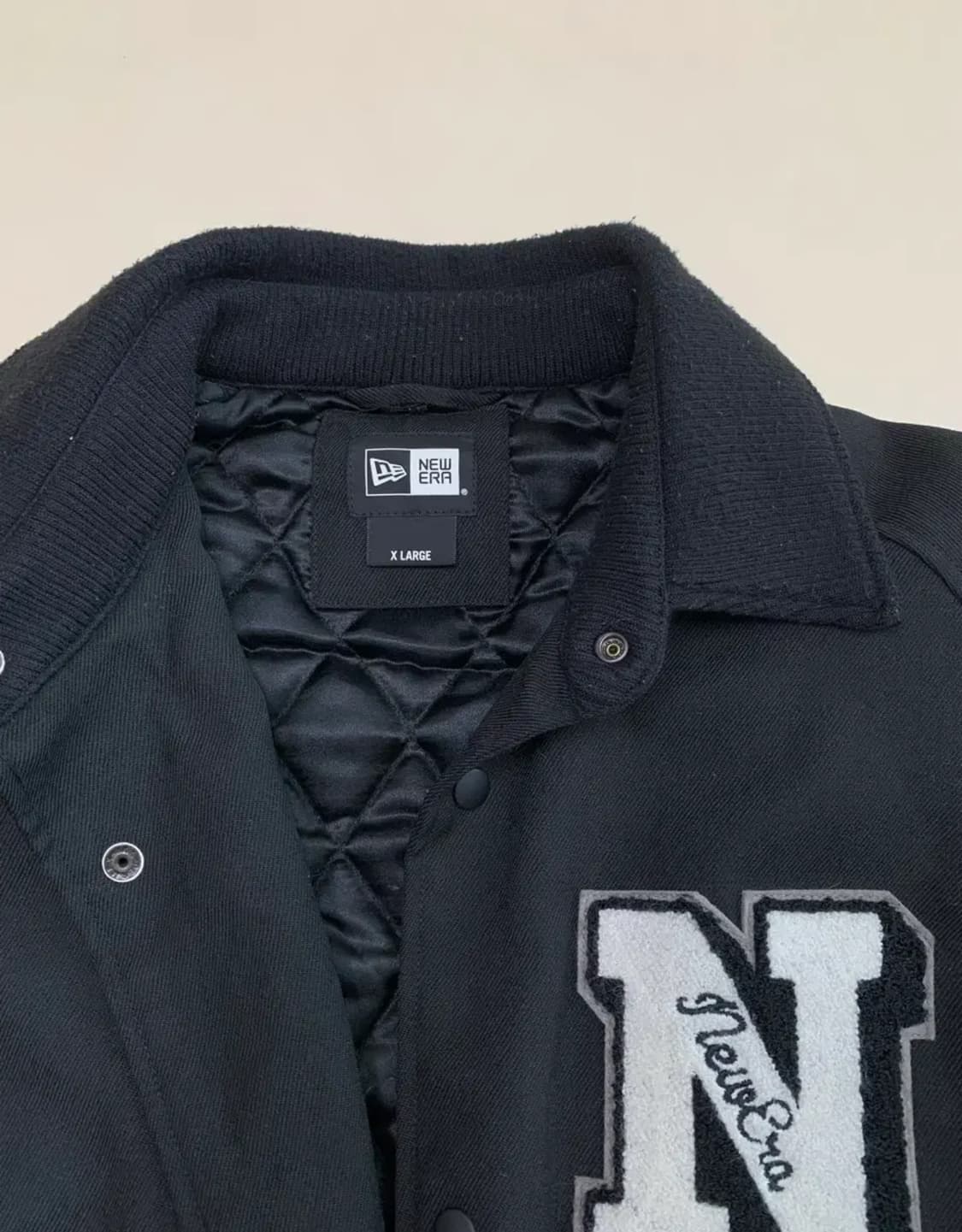 뉴에라(New Era)의 블랙 울 바시티/코치 재킷 XL 상품이미지3