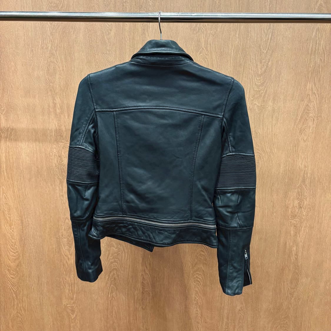 올세인츠 긴팔 레더 자켓 스탠드 칼라 입체 절개 비대칭 지퍼 디테일 블랙 상품이미지3