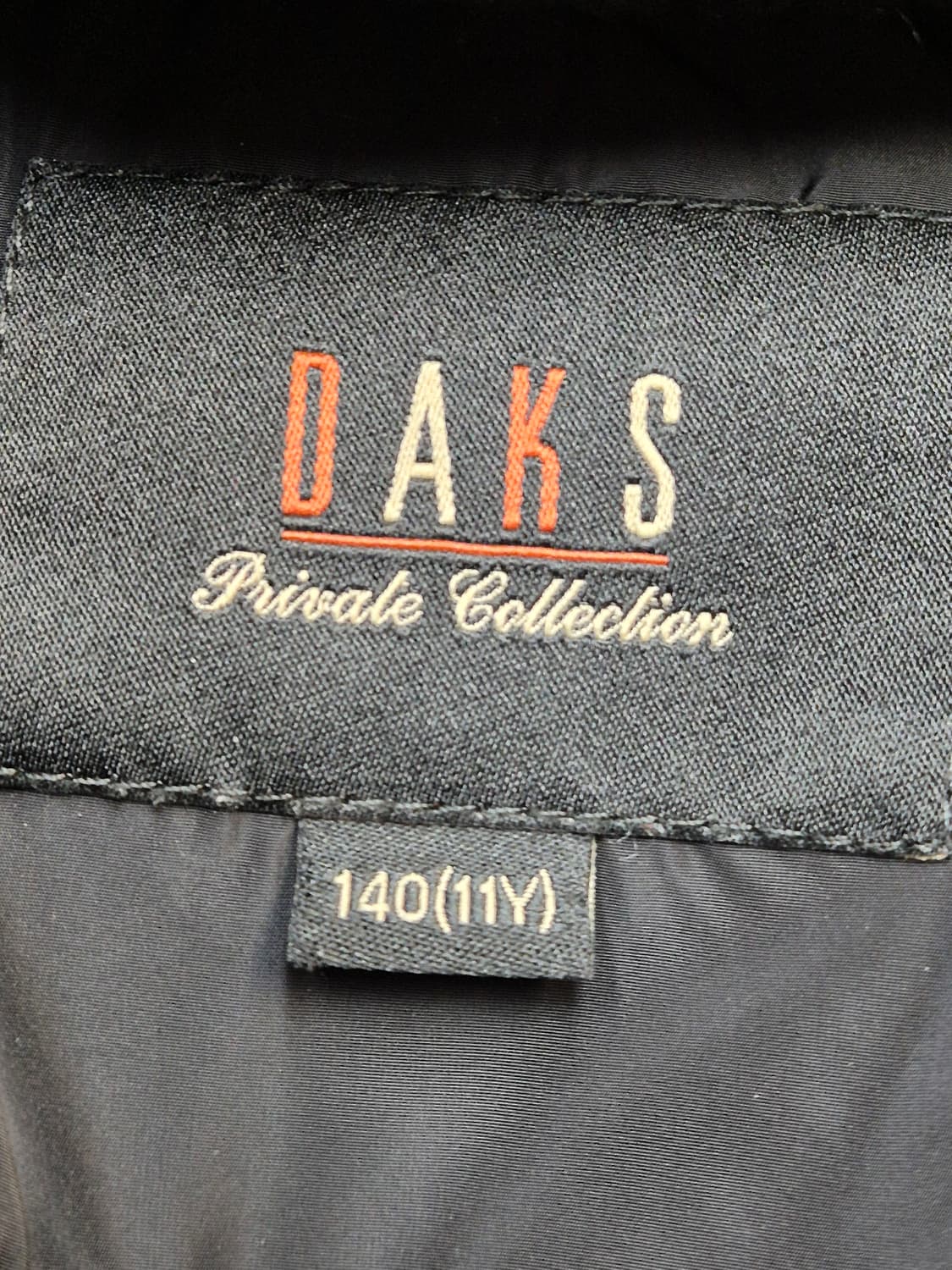 닥스 키즈 공용 패딩 점퍼 140사이즈입니다. 겉감은 폴리 소재로 되어있 상품이미지3