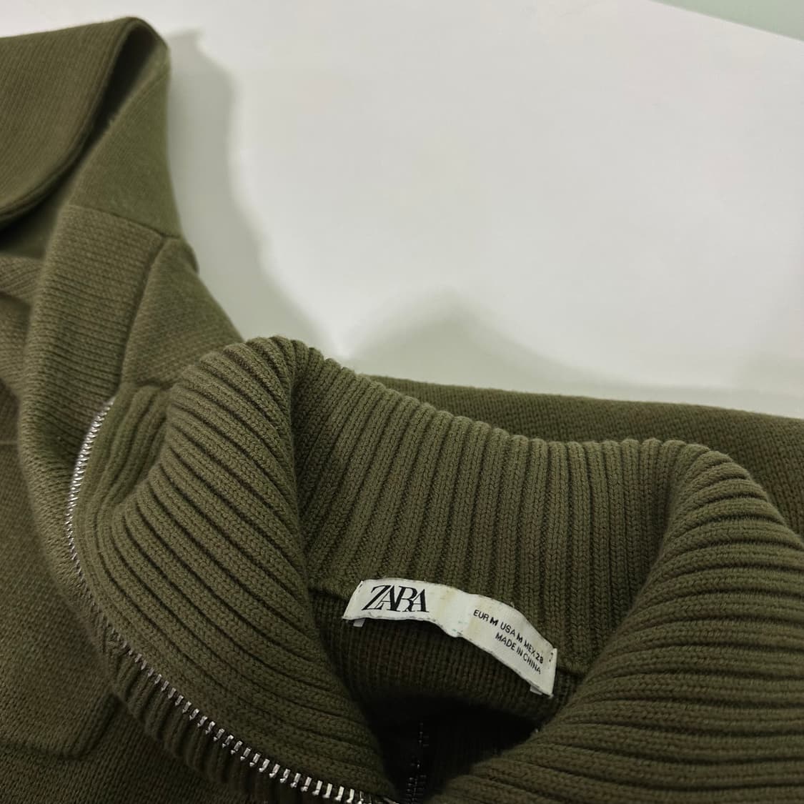 우먼FREE 자라 카키 투포켓 하이넥 반집업니트 상품이미지3