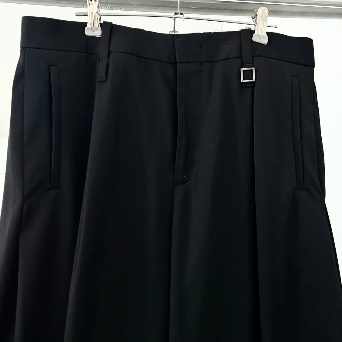 우영미 25SS 블랙 투턱 와이드 팬츠 상품이미지7