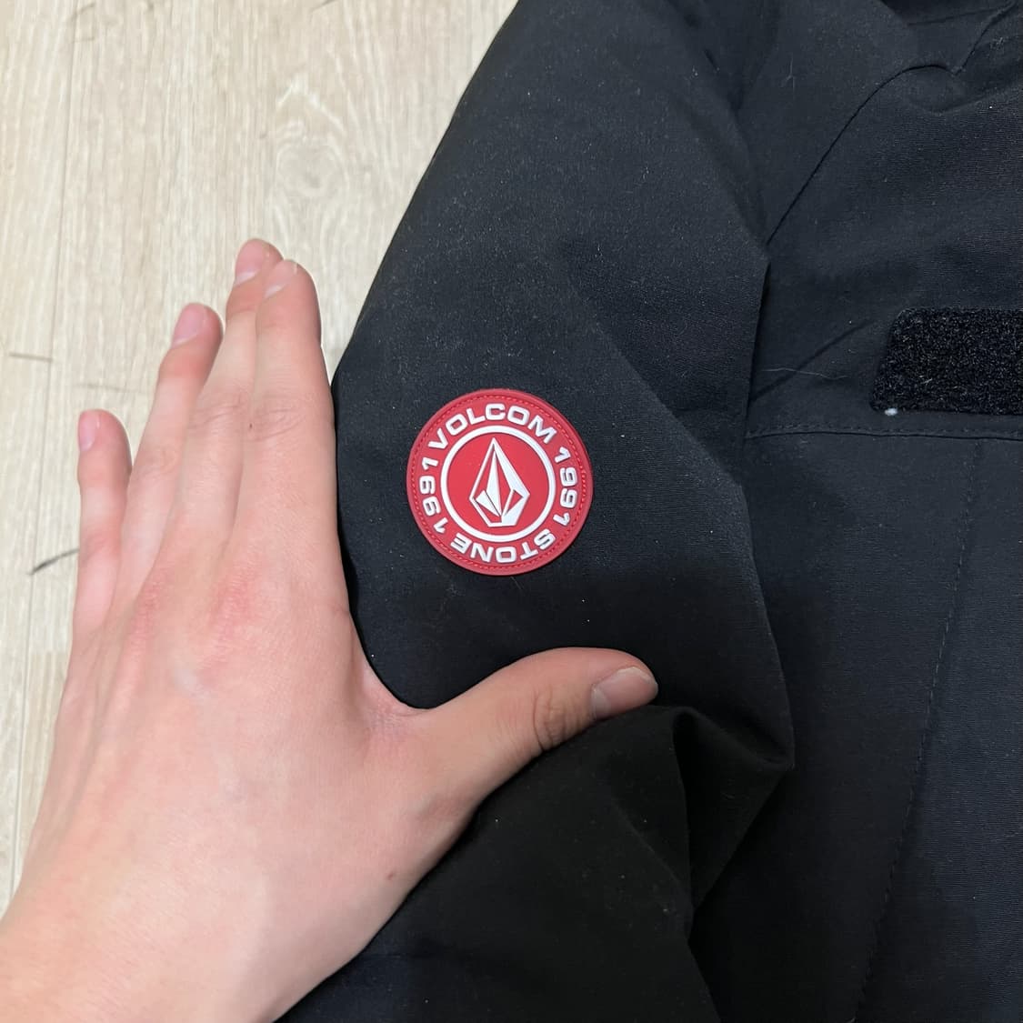 볼컴 남성 로고 와펜 덕다운 후드 패딩 XL/105  상품이미지4