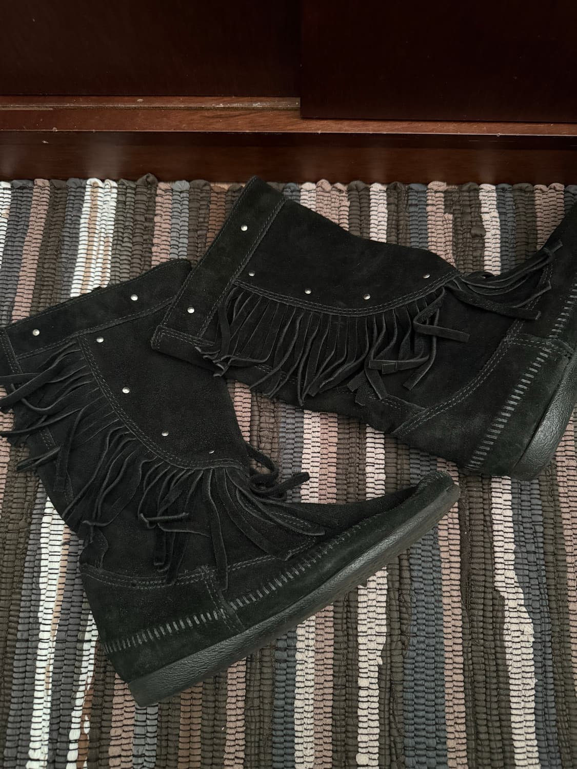 MINNETONKA fringe suede boots 상품이미지3