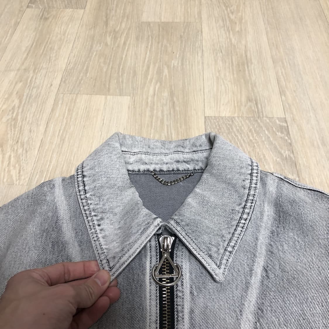 (48) 새상품 솔리드 옴므 23 SS 라이트 그레이 페이디드 데님 봄버 상품이미지4