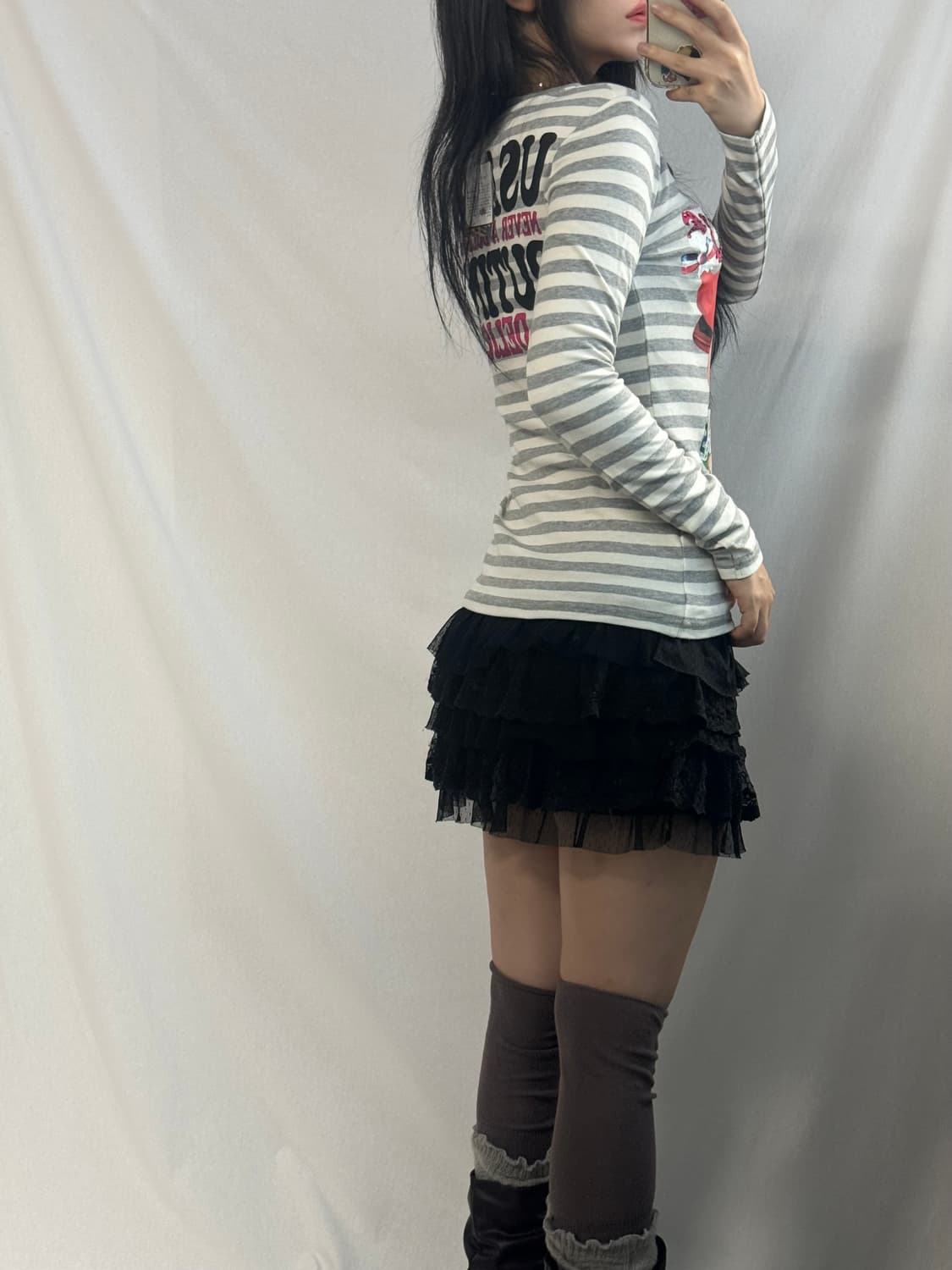우사비치 그레이 스트라이프 패턴 프린티드 큐빅 롱슬리브 티 상품이미지5