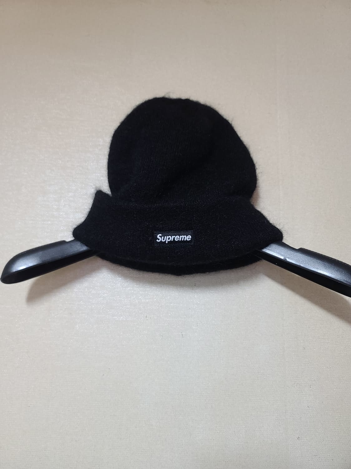 슈프림 24fw 모헤어 블랙 비니 상품이미지1