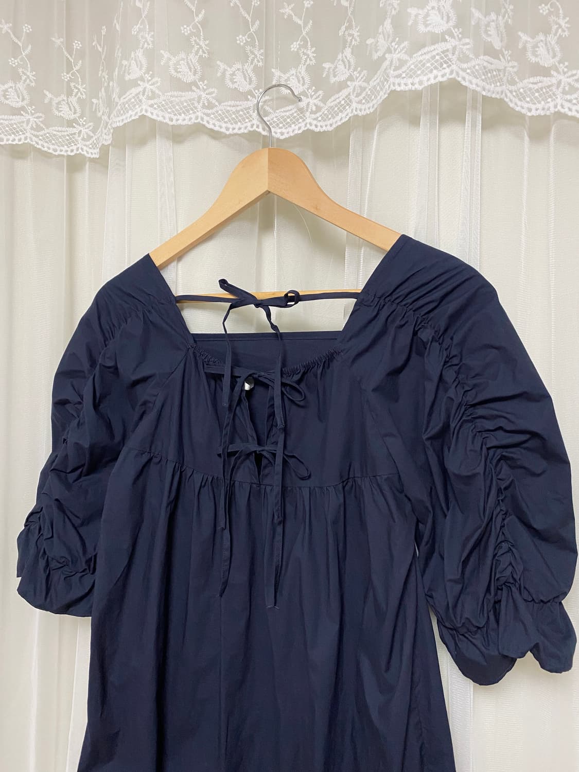 쥬시쥬디 면 네이비 별 자수 셔링 퍼프소매 리본 스퀘어넥 미니 원피스 상품이미지5