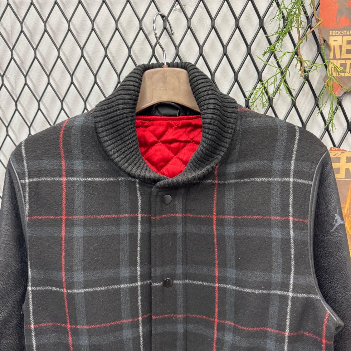 에어조던 울 레더 믹스 스타디움 자켓 체크패턴 투포켓 디테일 블랙 레드 상품이미지3