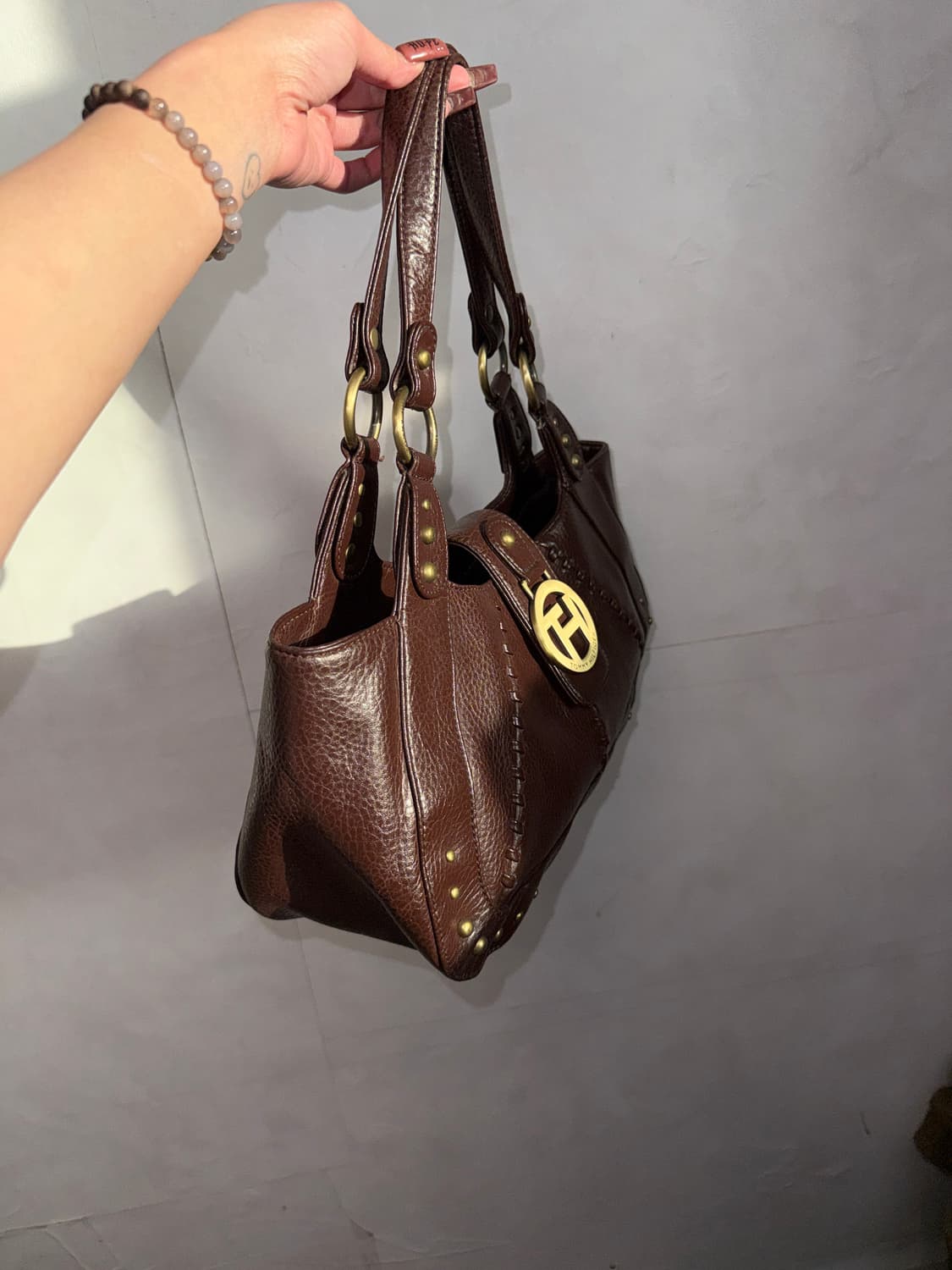 Tommy Hilfiger brown stud buckle 숄더백 상품이미지4