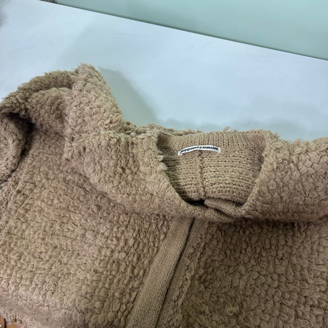 우먼OS PLAYGROUND P.MANSION 루즈오버핏 베이지 부클가디 상품이미지1