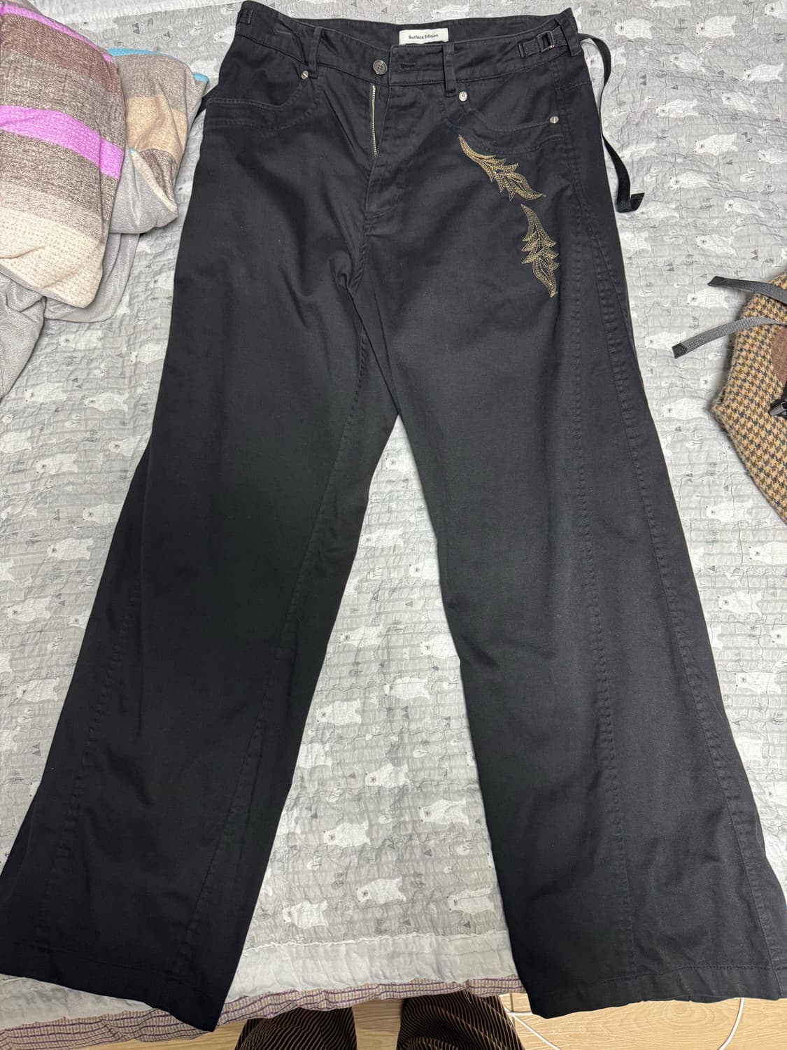 서피스에디션 FEATHER EMBROIDERY PANTS_BLACK 상품이미지2