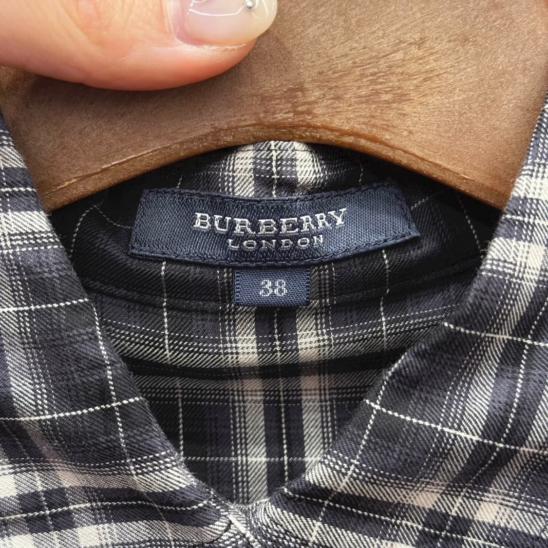 버버리 런던 클래식 체크 셔츠 버튼업 카라 패턴 디테일 슬림핏 블랙 상품이미지7
