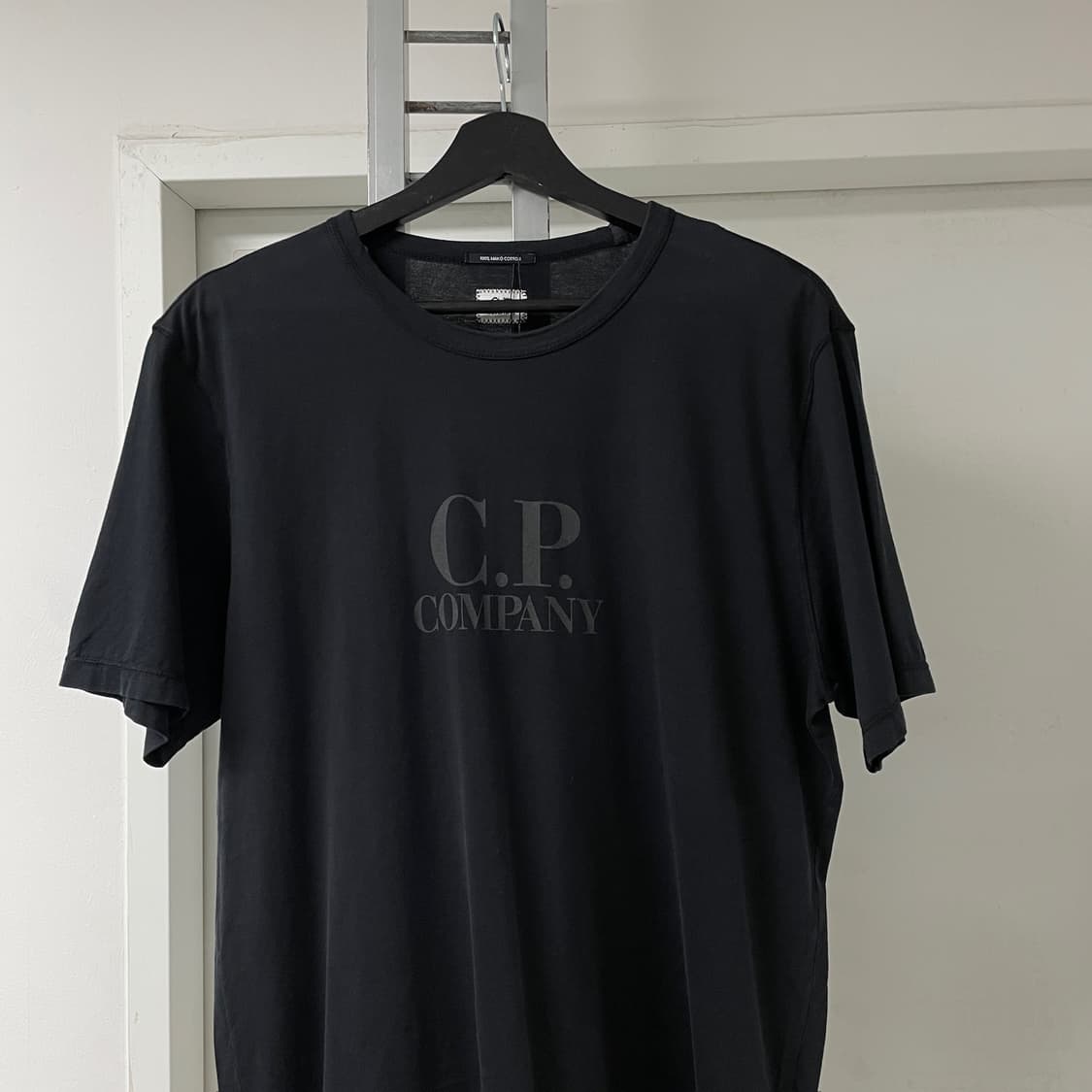 CP 컴퍼니 블랙 반팔 티셔츠 L 상품이미지2