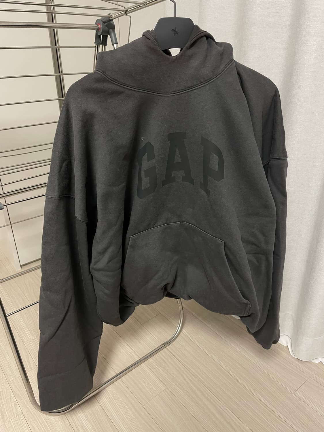 [L] 이지 x 갭 엔지니어드 바이 발렌시아가 도브 후드 블랙 상품이미지1