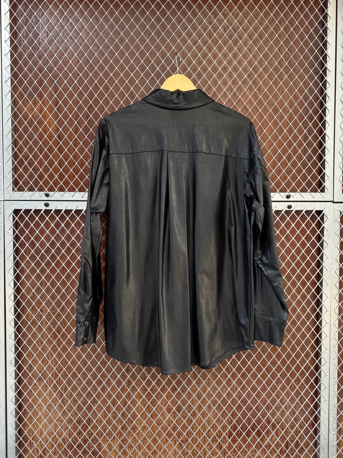 아뜰리에나인 블랙 레더 오버핏 셔츠 F 상품이미지6