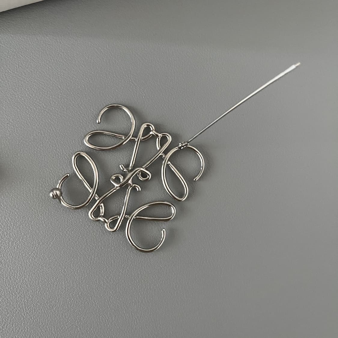 로에베 애너그램 브로치 상품이미지3