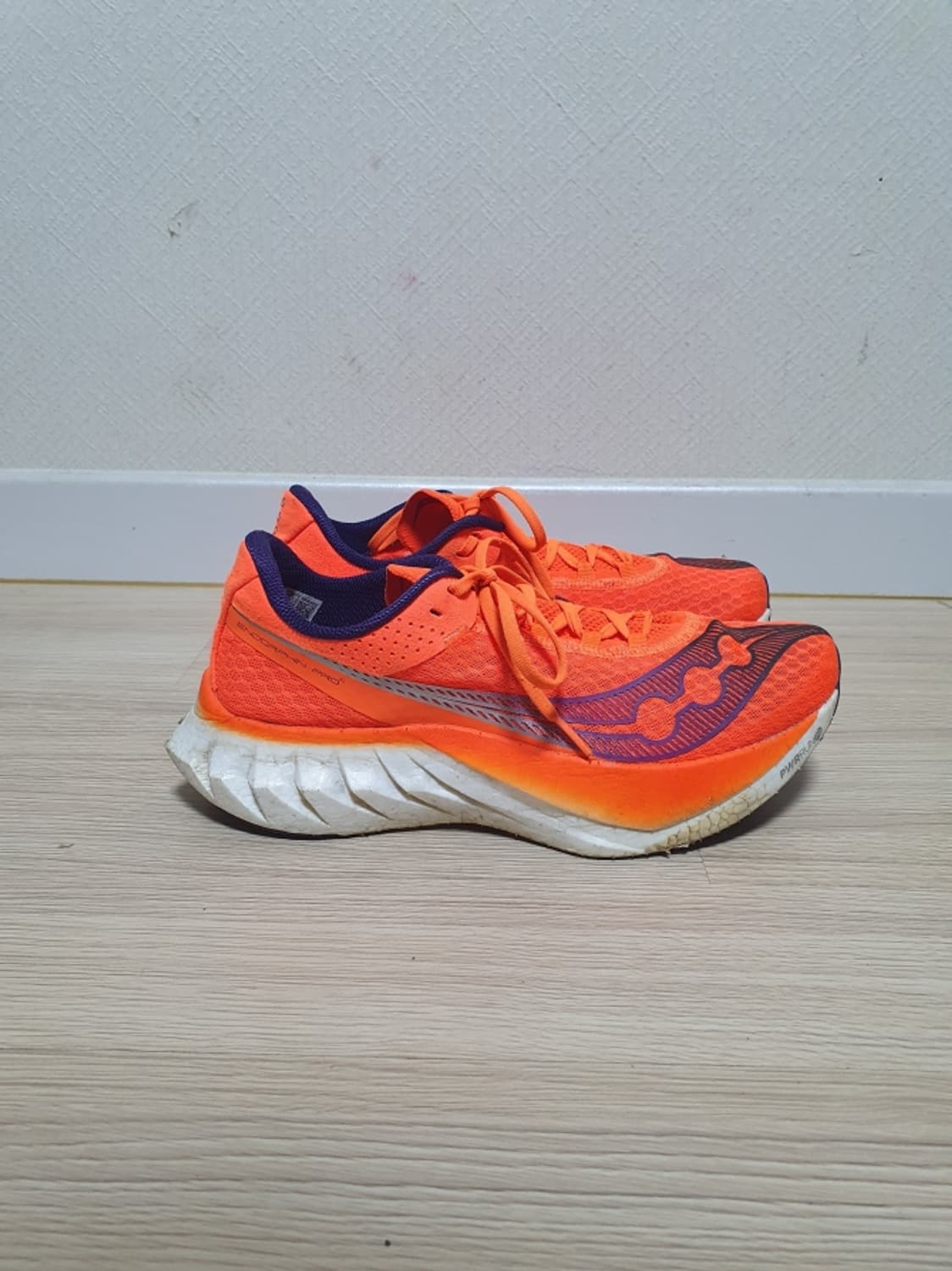 써코니 엔돌핀 프로 4 러닝화 270 상품이미지1