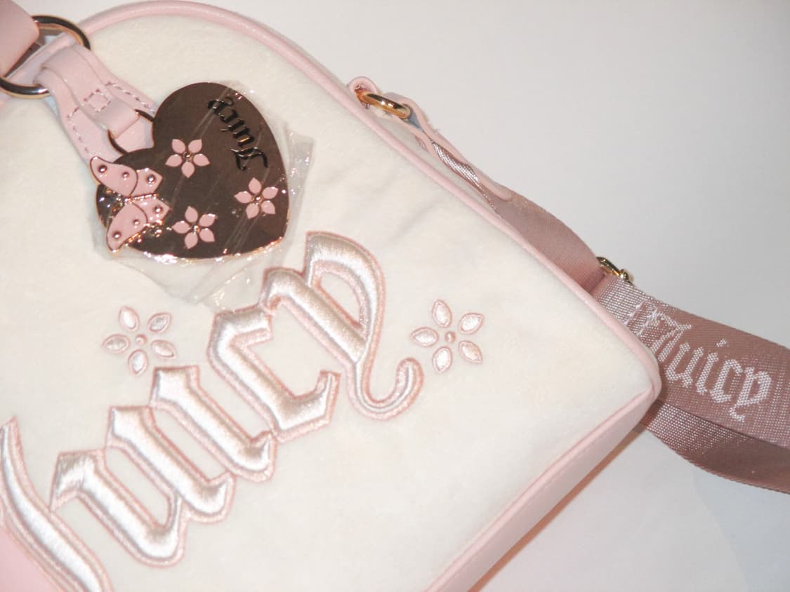 쥬시 꾸뛰르 스쿨백 스타일 크림&핑크 벨로아 토트백  + 하트 챰 상품이미지2