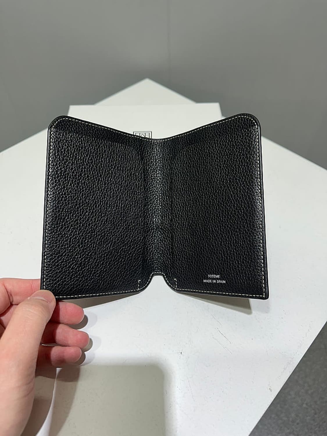 (정품/새상품) 토템 여성 블랙 모노그램 레더 여권 지갑 상품이미지3