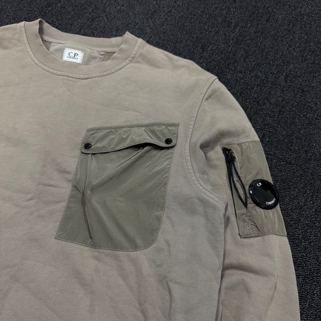 CP컴퍼니 포켓 나일론 워싱 맨투맨 매장판 상품이미지4