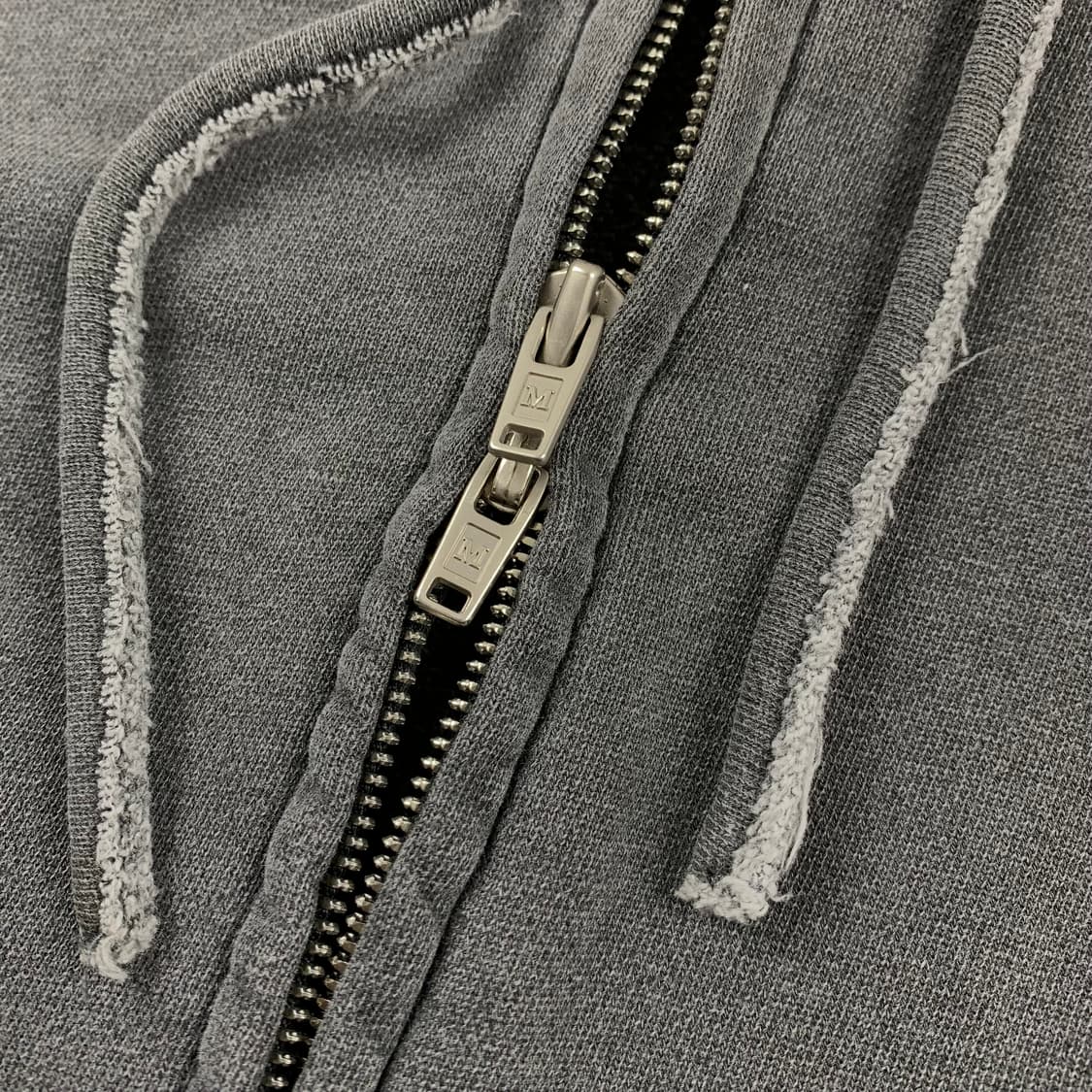 마뗑킴 써클로고 피그먼트 2way 후드집업 차콜 상품이미지4