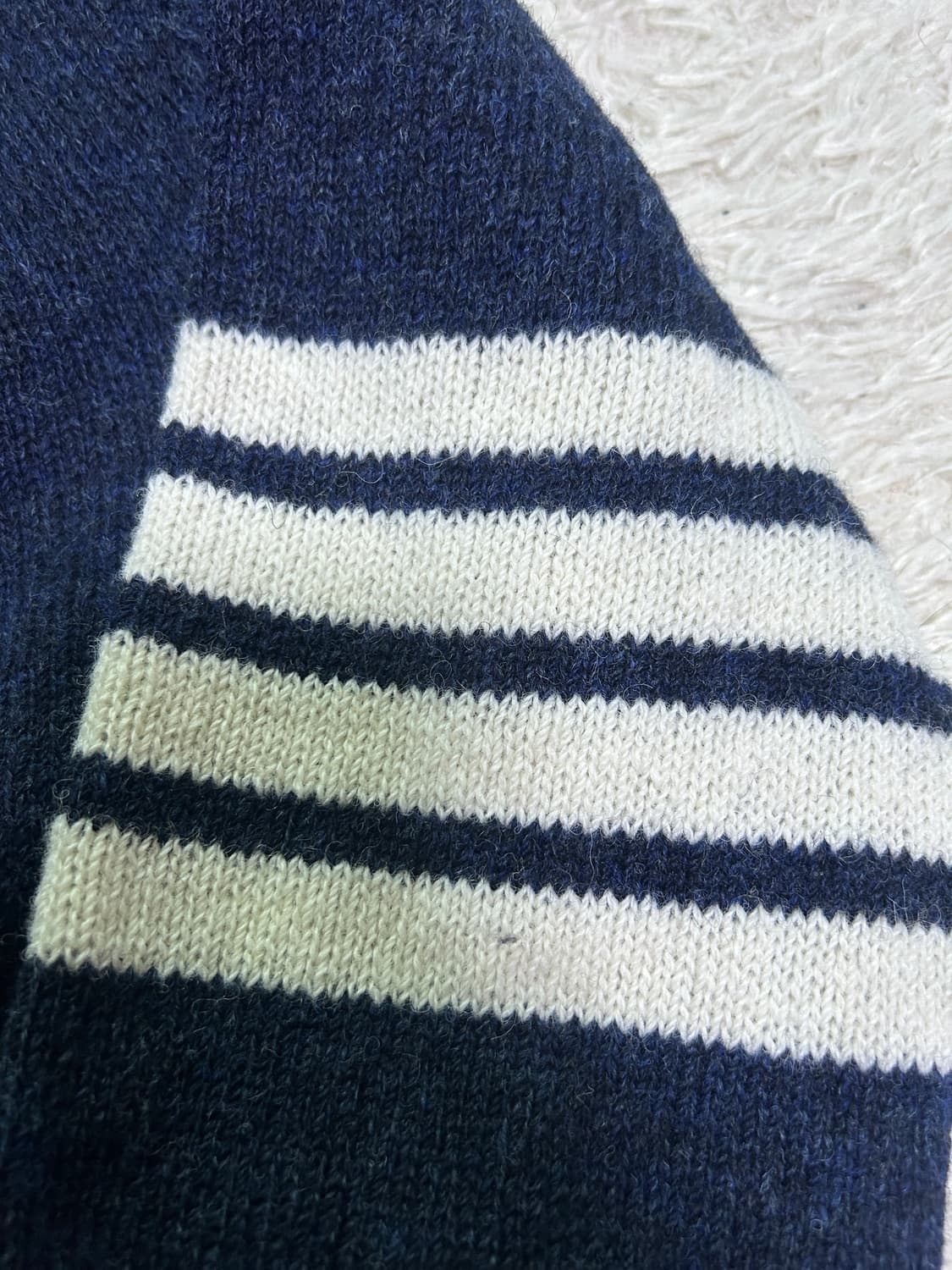 [새상품급, 3] 톰브라운 사선완장 셰틀랜드 가디건 네이비 상품이미지3