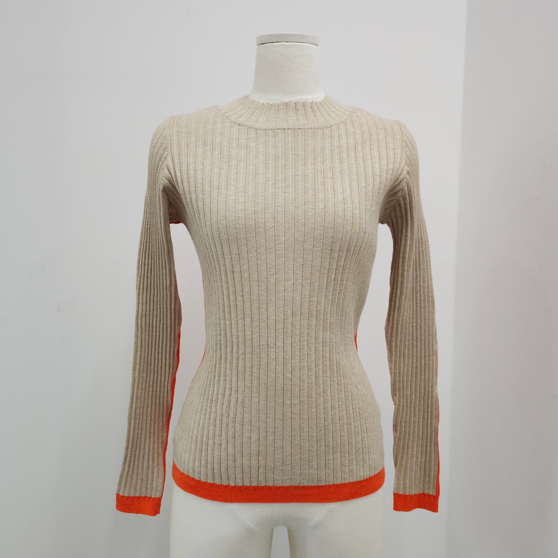 베이지 오렌지 배색 슬림핏 골지 니트 상품이미지1