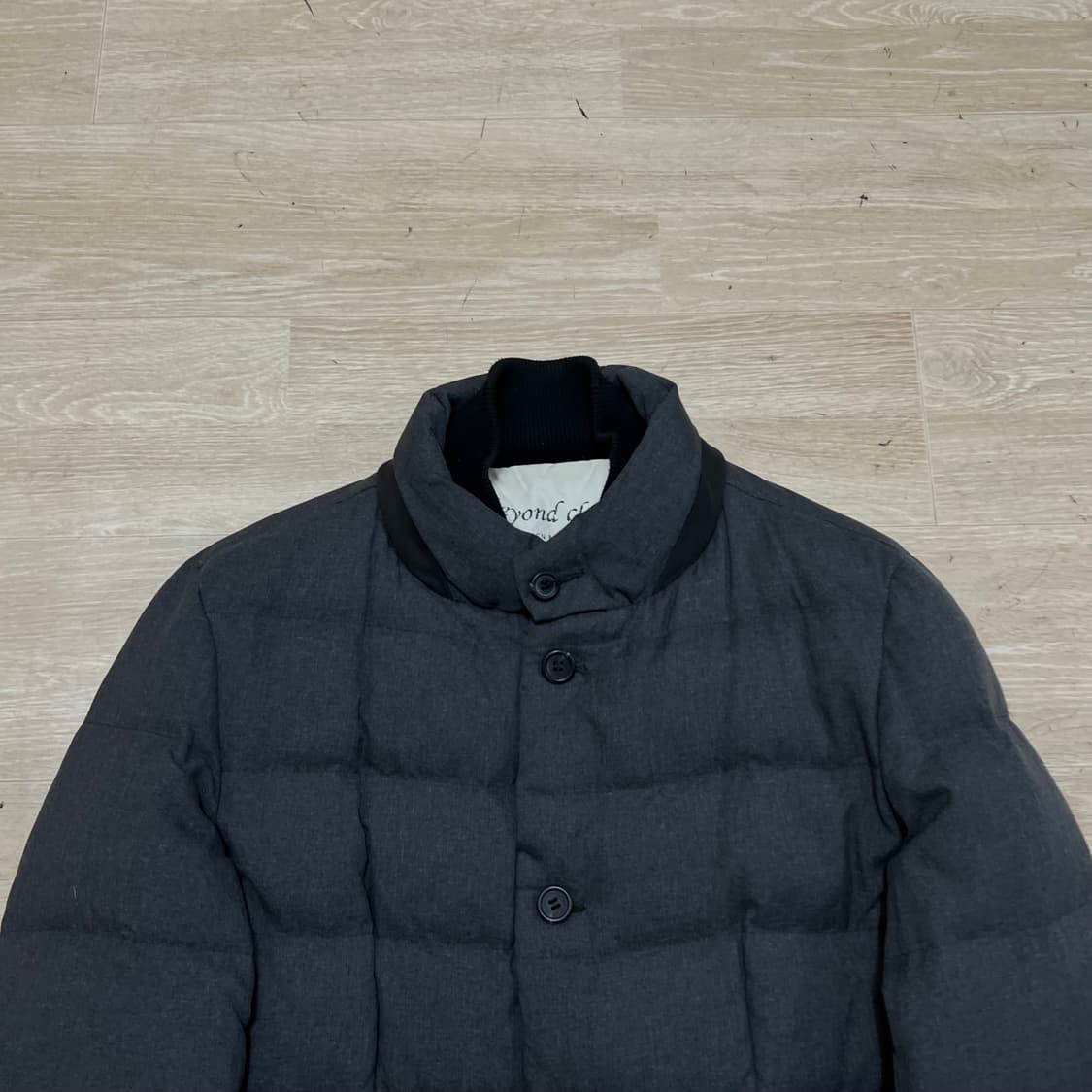 비욘드클로젯 구스다운 퀼팅 하이넥 패딩 자켓 [차콜] M/95 상품이미지2