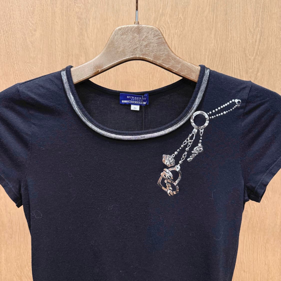 버버리 블루라벨 반팔 티셔츠 체인 그래픽 넥라인 메타릭 디테일 블랙 상품이미지5