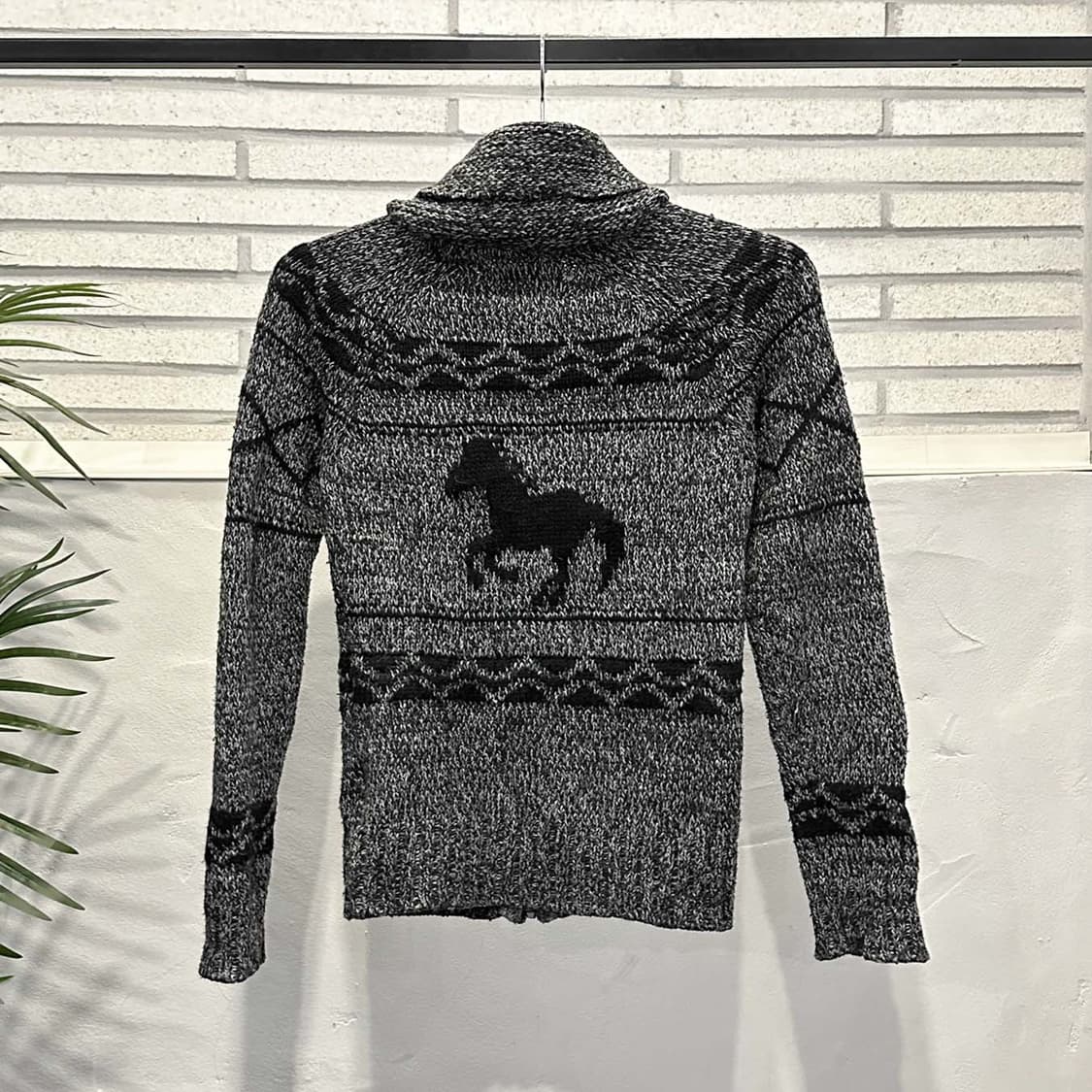 블루노트 코위찬 니트 집업 가디건 아즈텍 포니 패턴 디테일 차콜 그레이 상품이미지3