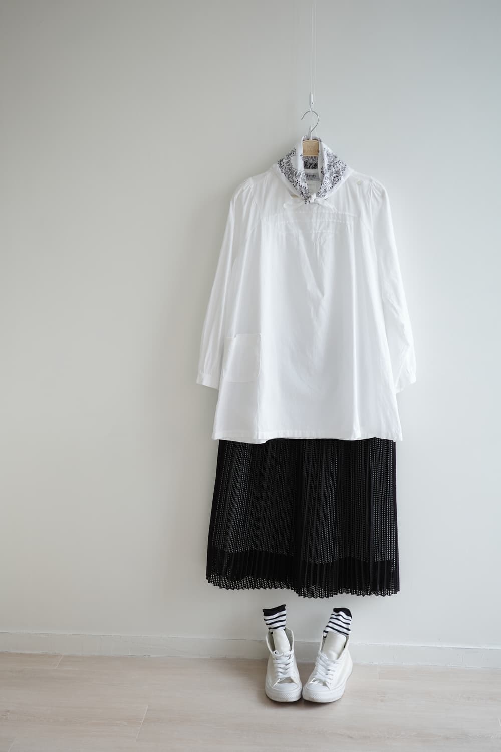 Christy제품
• 화이트 포켓 코튼 블라우스 상품이미지2