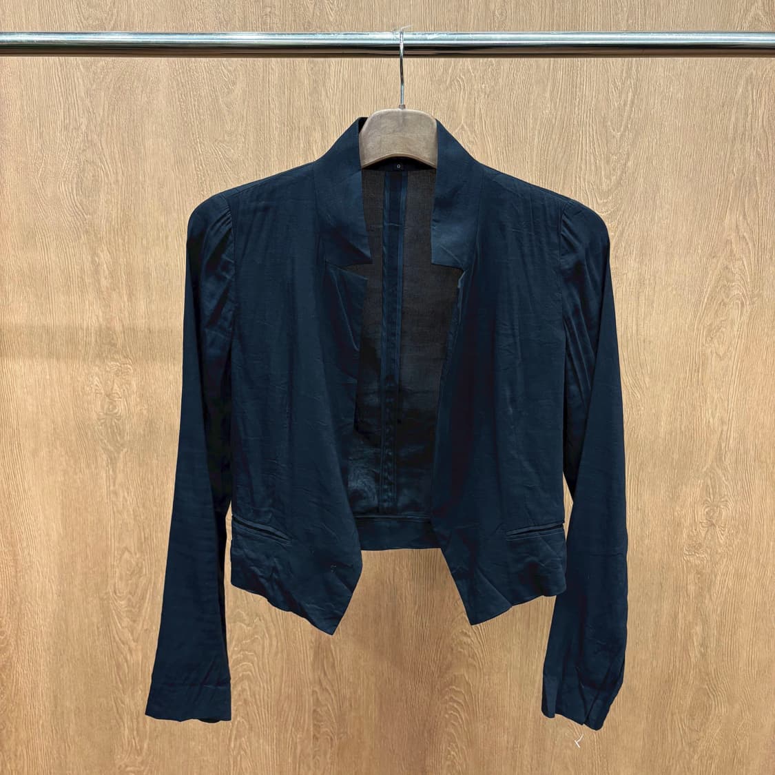 띠어리 긴팔 오픈 자켓 크런치 텍스처 포켓 어깨 셔링 디테일 슬림핏 블랙 상품이미지2