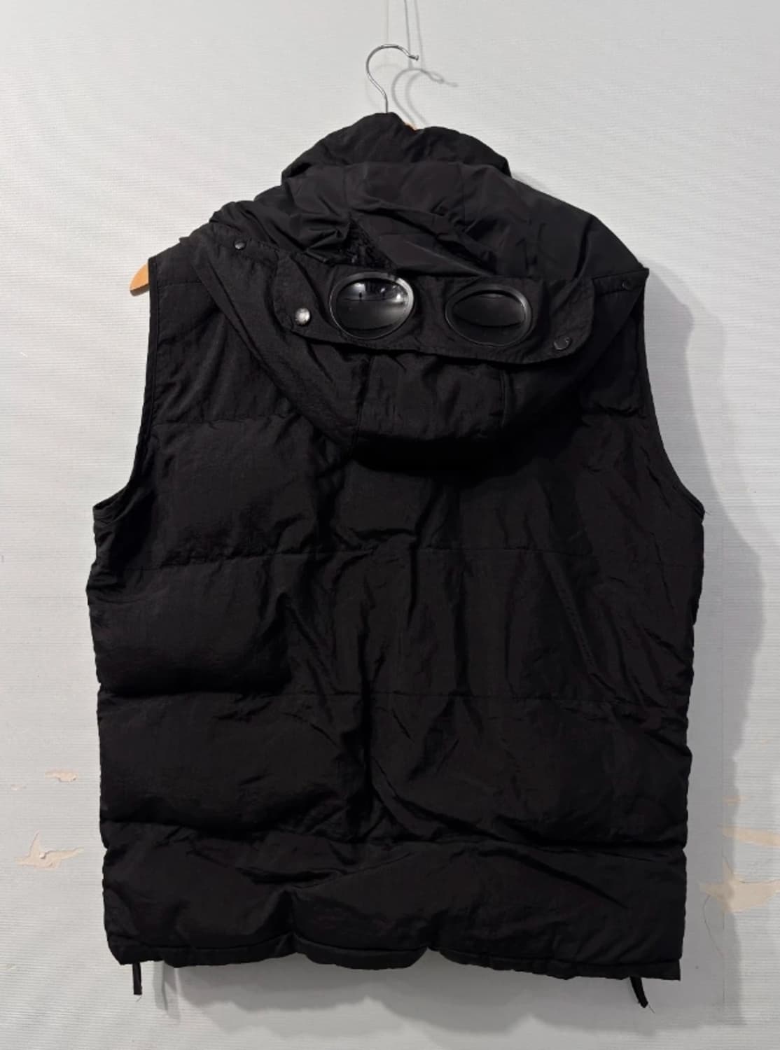 CP컴퍼니 고글 패딩 베스트 블랙 L 상품이미지1