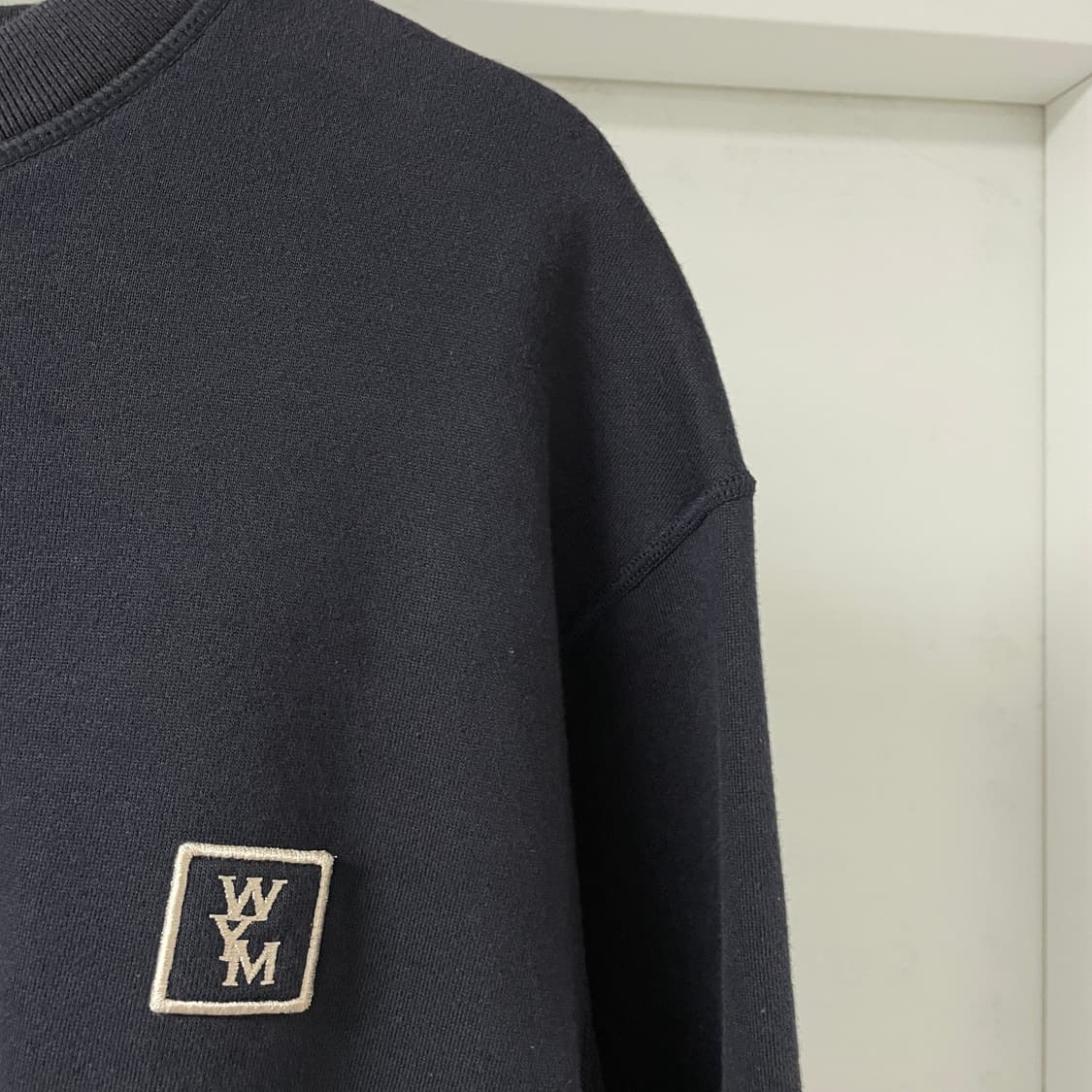 2024 우영미 백로고 맨투맨 네이비 46 상품이미지8