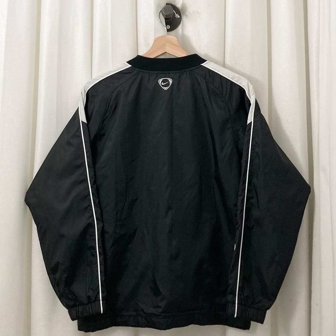 나이키 블랙 화이트 배색 빅로고 웜업 상품이미지3