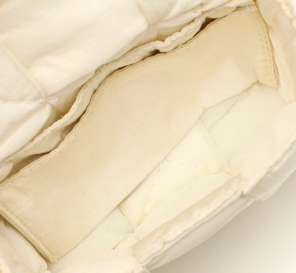 [A급] 보테가 베네타 패딩 미니 카세트 크로스백 화이트 판매합니다!!! 상품이미지8