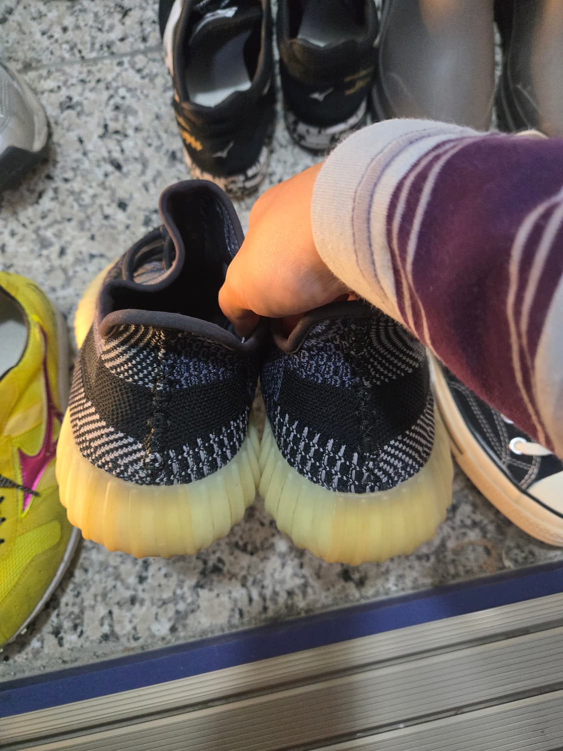 아디다스 이지부스트 v2 카본 상품이미지5