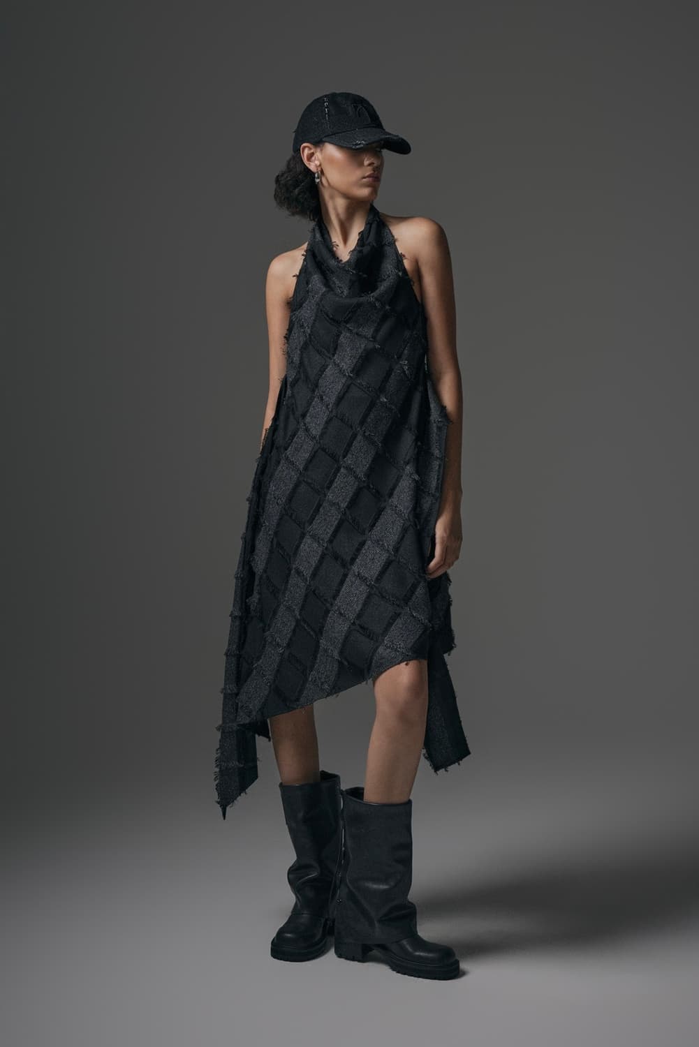 트리밍버드 프린지 홀터넥 드레이프 원피스 (챠콜) 상품이미지2