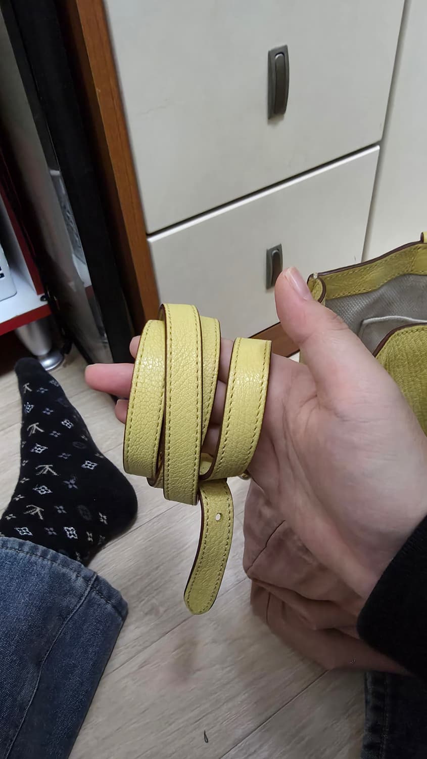 미우미우 마드라스 엠보싱 로고 레더 숄더백 상품이미지6