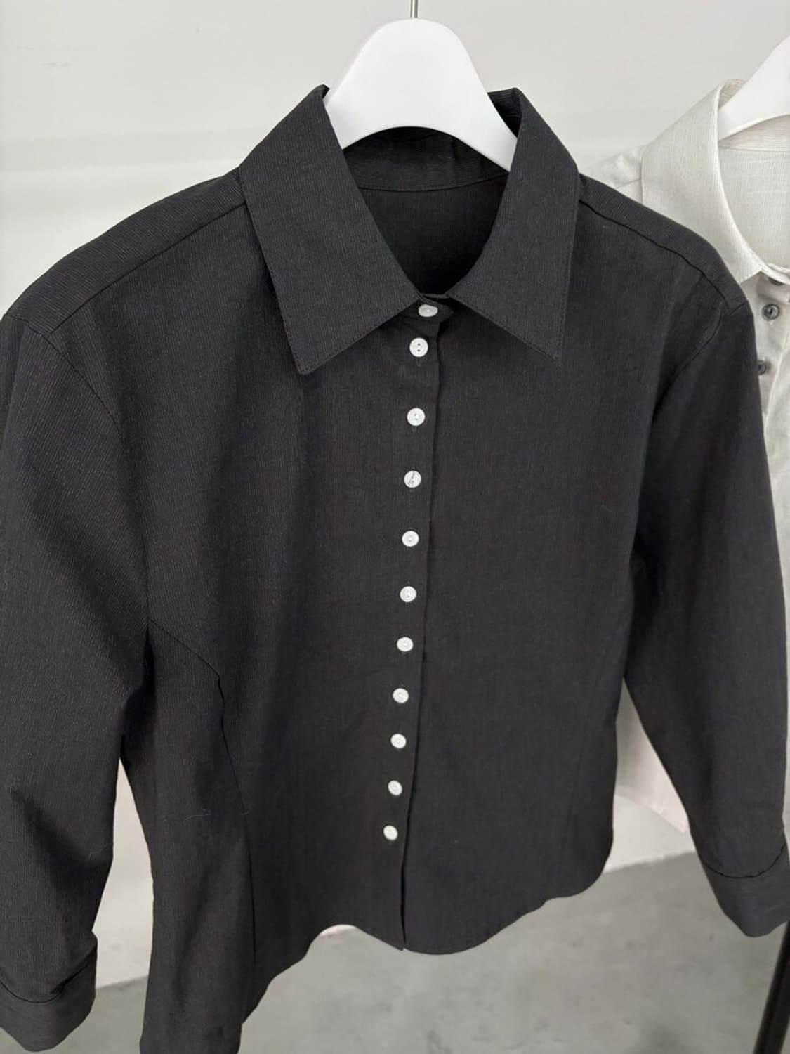 오솔OSOL 슬림핏 크롭 셔츠 차콜 상품이미지3