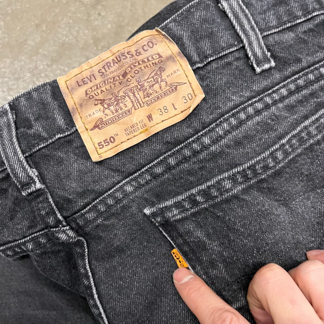 90s USA 리바이스550 오렌지탭 블랙진 (37“) 상품이미지4