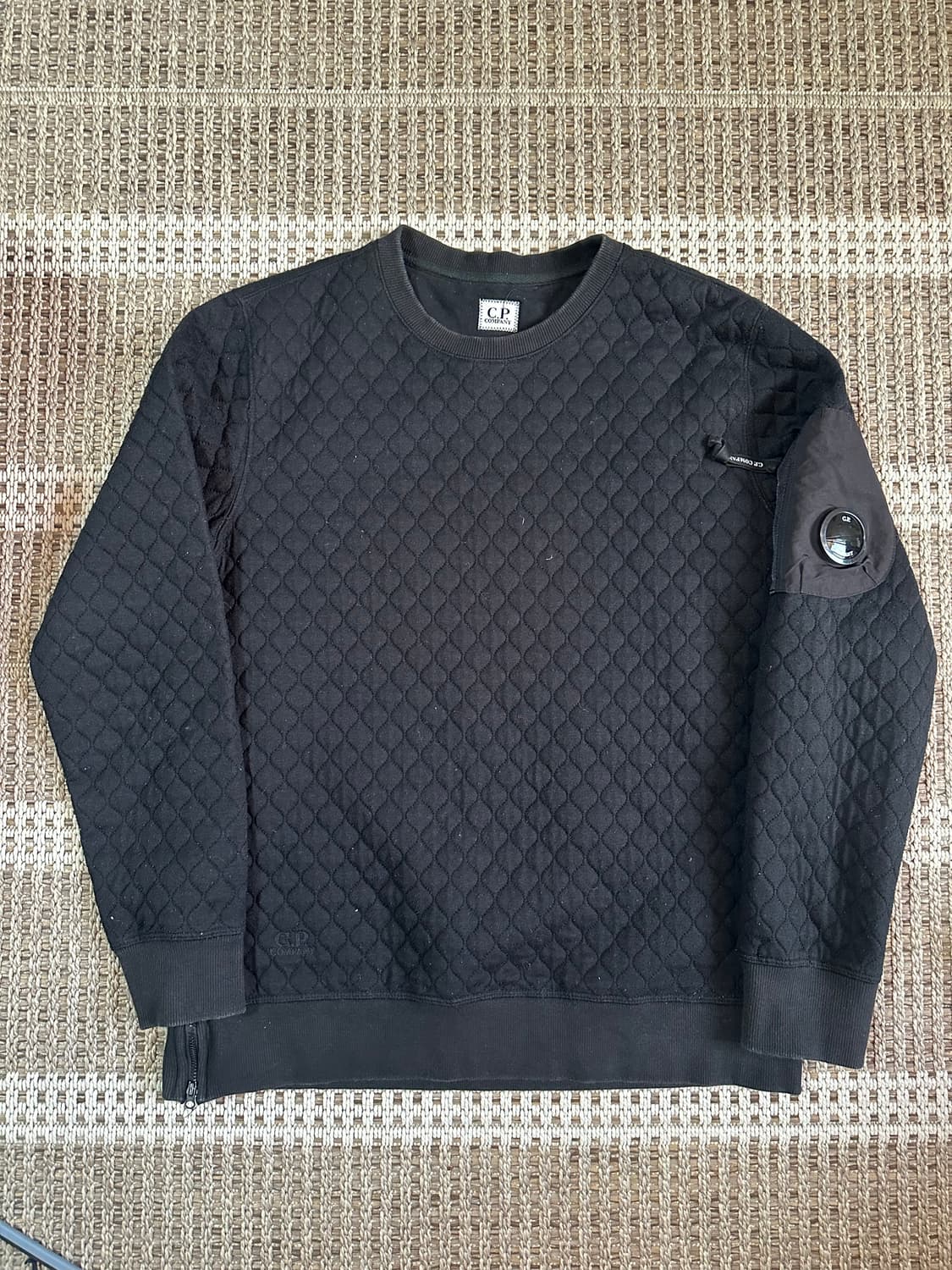 CP컴퍼니 퀼팅 렌즈 와펜 맨투맨 105 상품이미지1