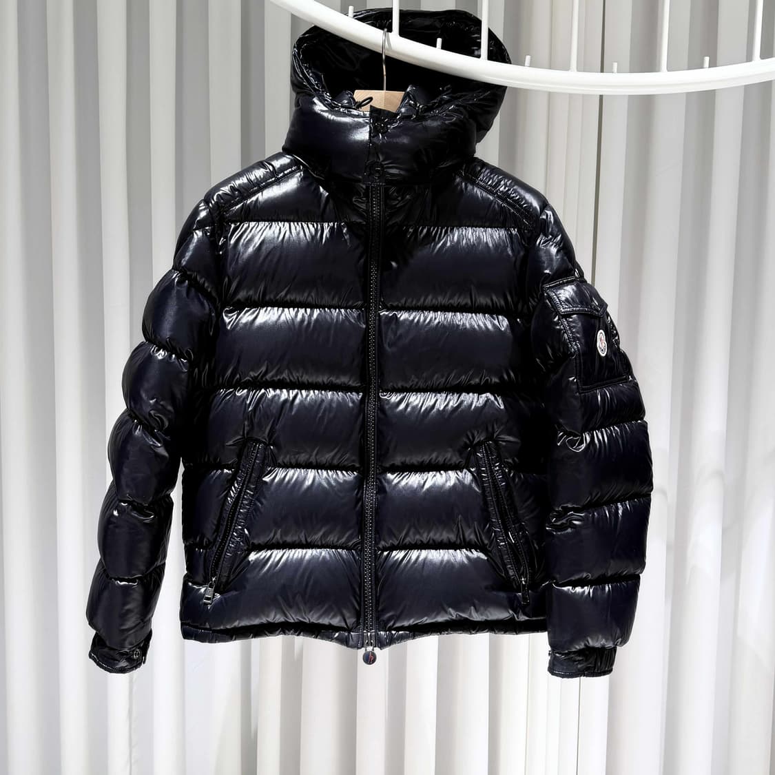 2 / 몽클레어 마야 MAYA 유광 블랙 숏 패딩 상품이미지2