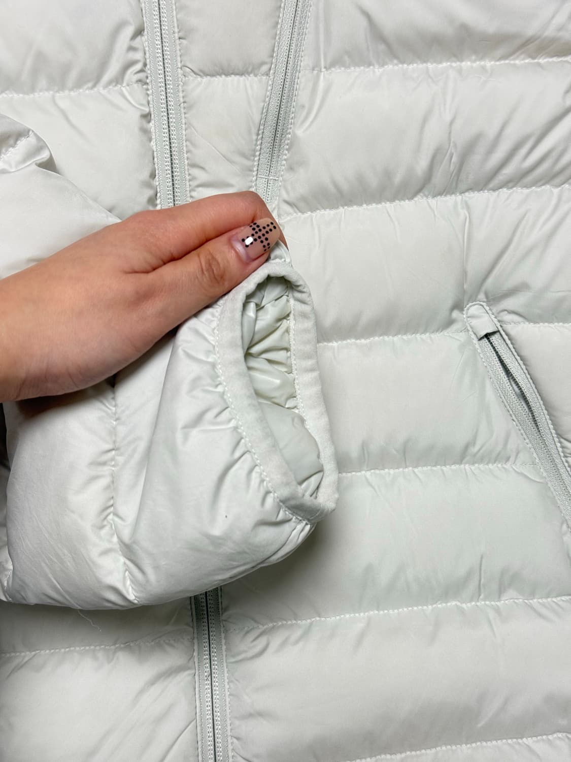 [스톤화이트,우먼M]무신사 스탠다드 시티 레저 우먼즈 후디드 라이트 다운 상품이미지6