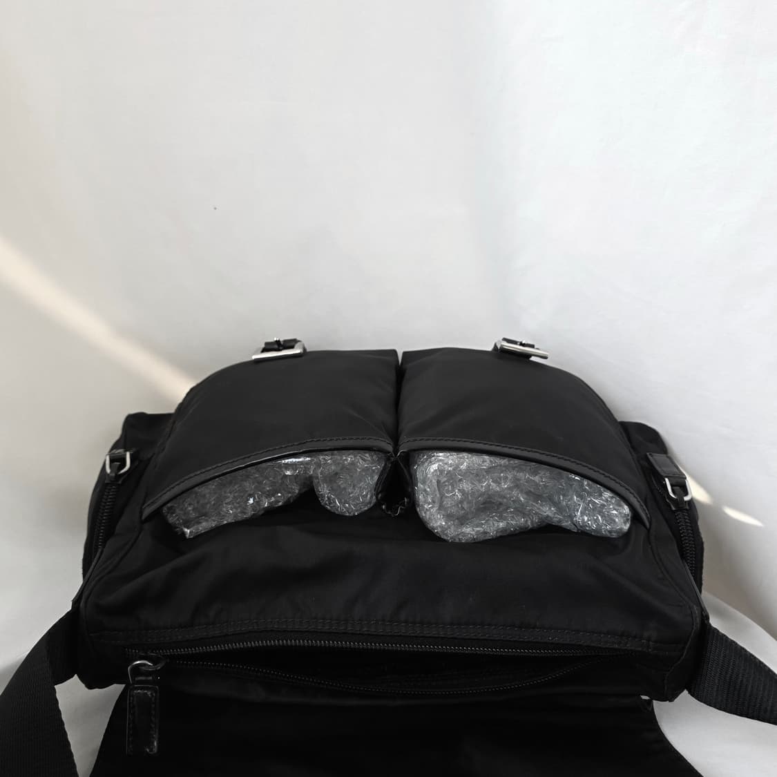 [정품 PRADA] 프라다 사이드 투포켓 남성 크로스백 메신저백 상품이미지8