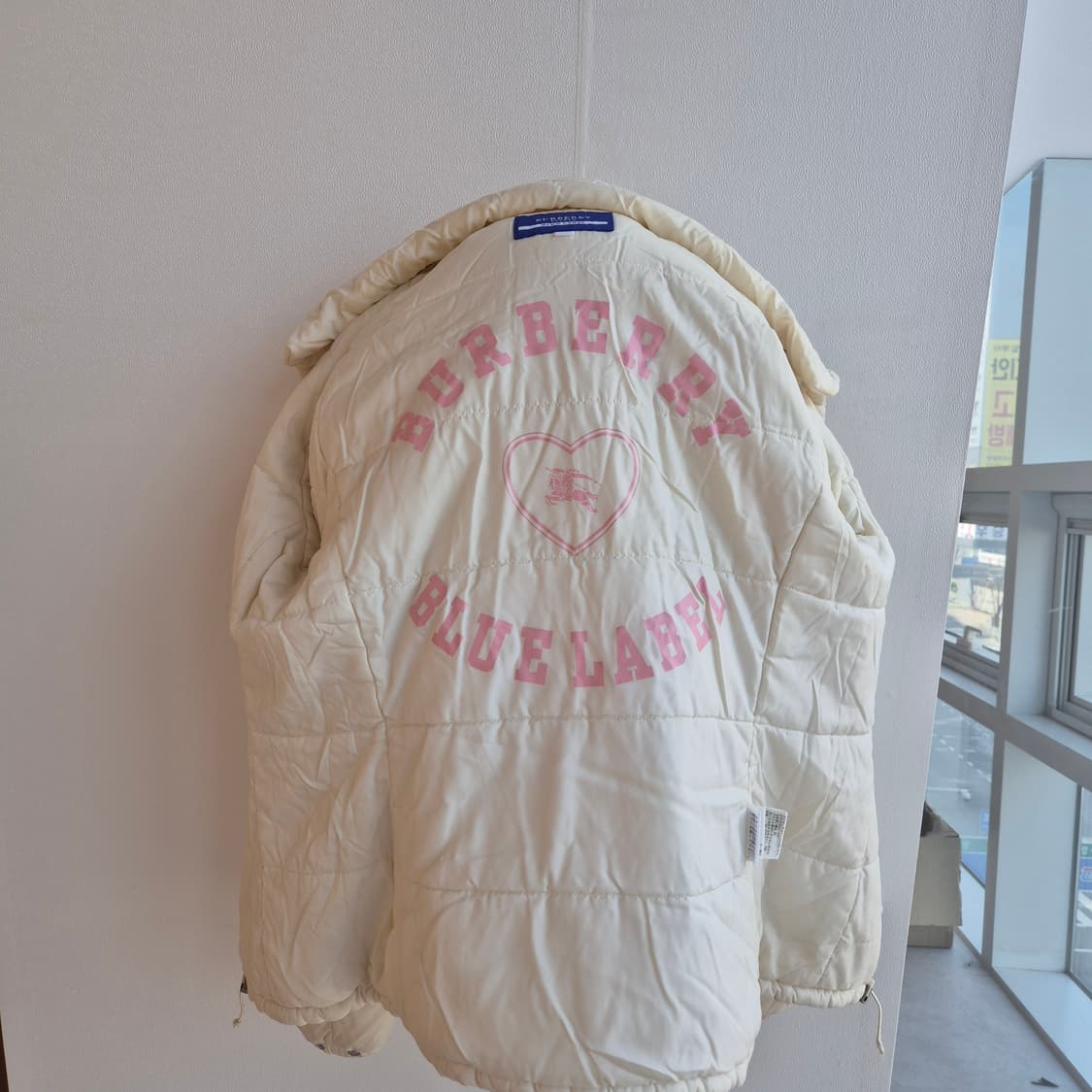 버버리 블루라벨 하트참 아이보리 패딩 (모자 탈부착 가능) 상품이미지3