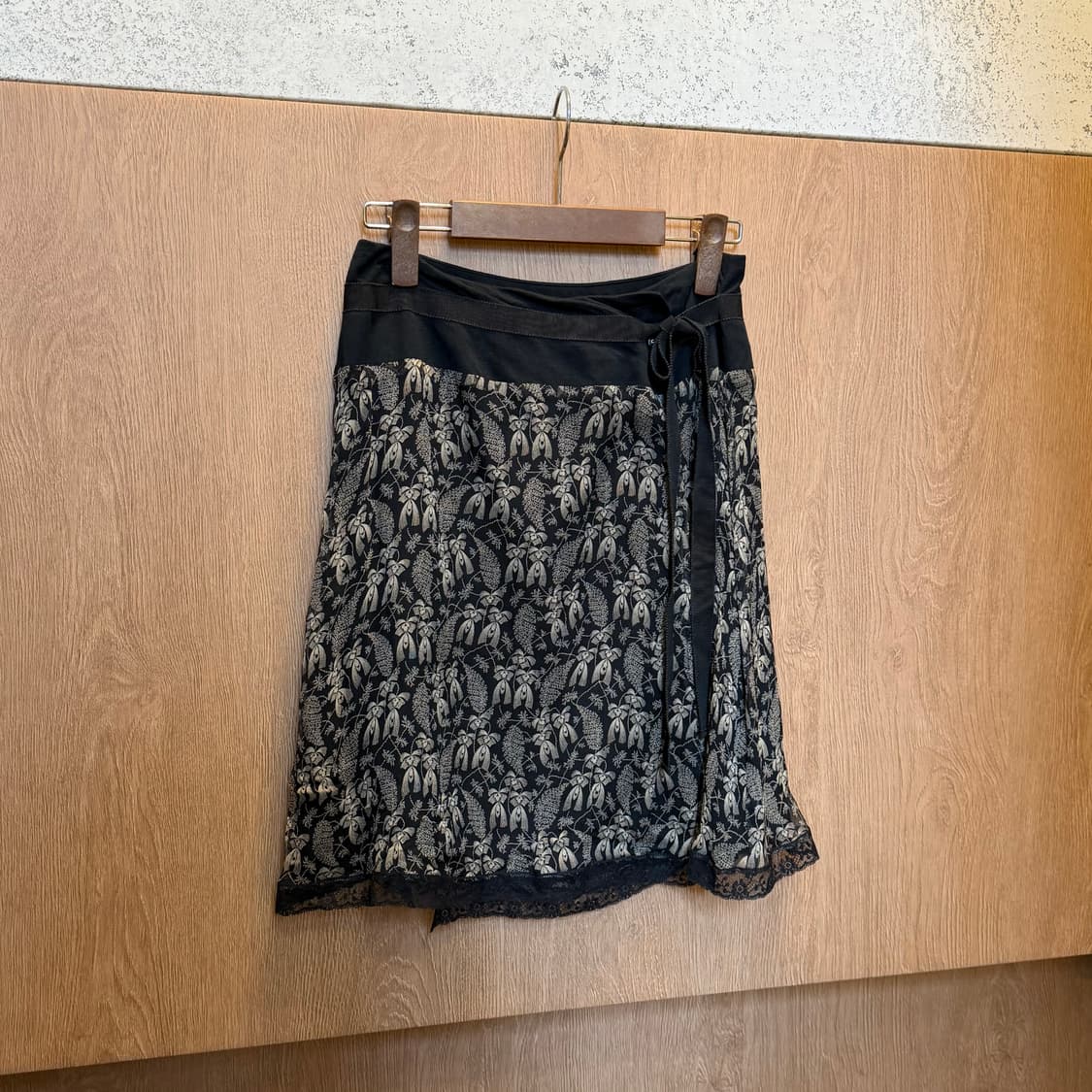 막스앤코 랩 미디 스커트 리프 패턴 리본 타이 스트랩 디테일 카키 상품이미지4