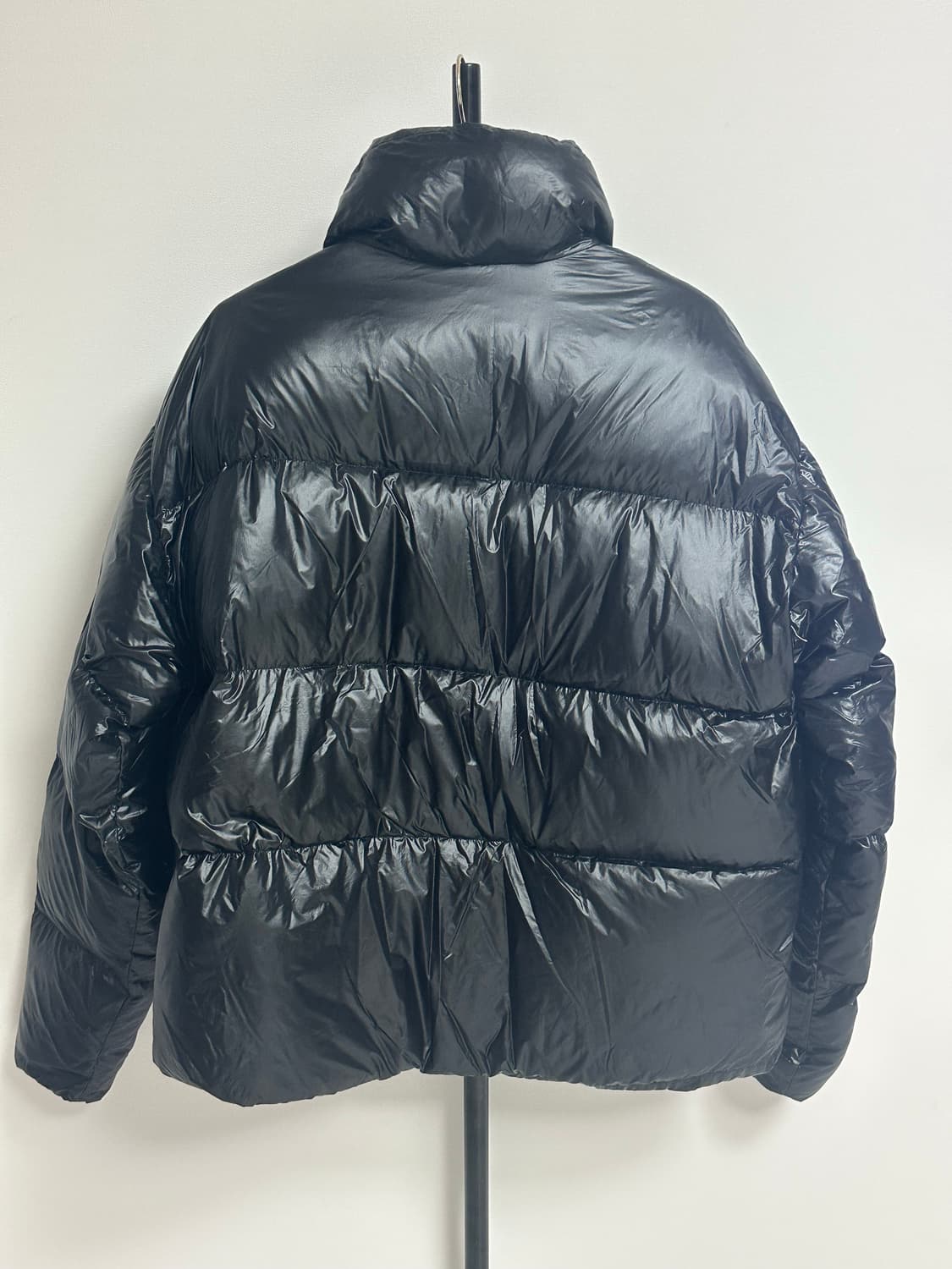 블랙 유광 숏 푸퍼 덕 다운 패딩 상품이미지2